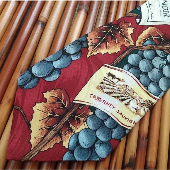 EUC VINTAGE 1996 RALPH MARLIN Cranberry "Wine Labels" Grapes 100% Silk Tie - Picture 1 of 10